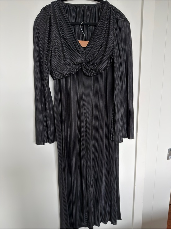 Dresses & Skirts - 2-piece Black Pleated Twist-Front Women's set
